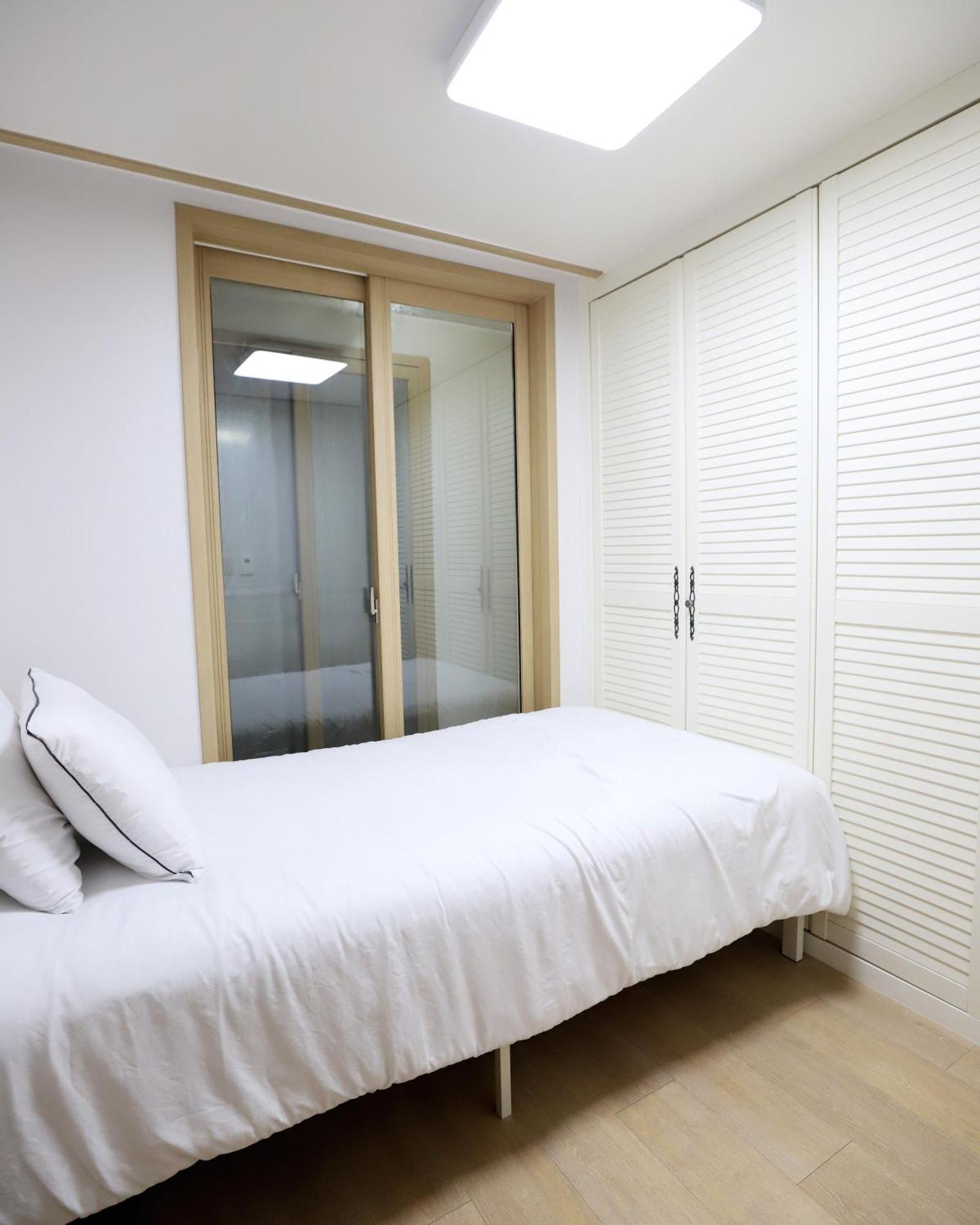 Yoksam 40m 2 Bedrooms 1 Private Bathrooms * Seoul